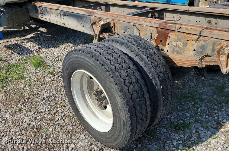 image for item DK4009 2002 International 4300  truck cab and chassis