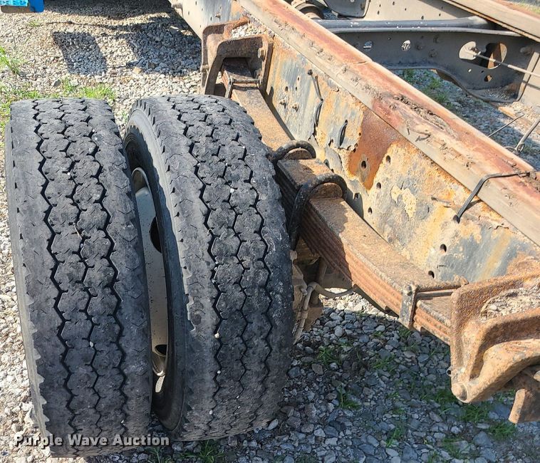 image for item DK4009 2002 International 4300  truck cab and chassis