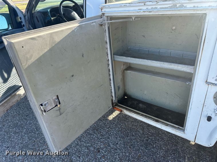 image for item DM2621 2004 Ford F250 Super Duty  utility bed pickup truck