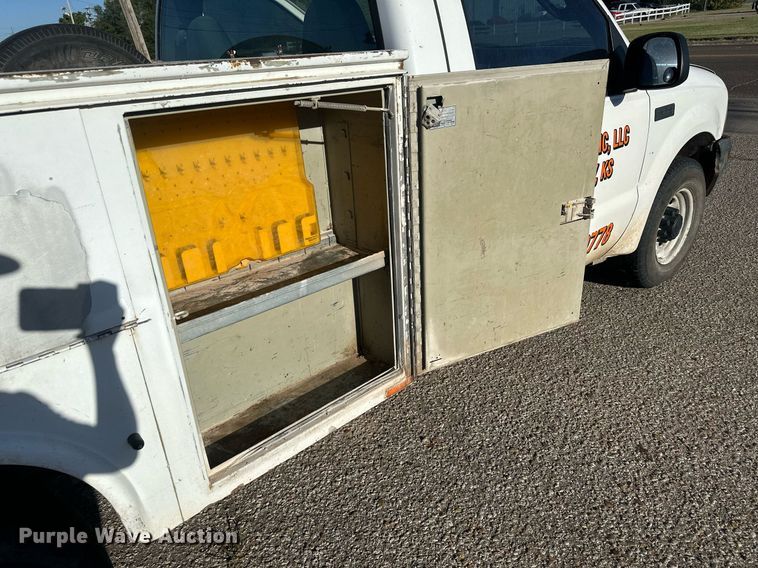 image for item DM2621 2004 Ford F250 Super Duty  utility bed pickup truck