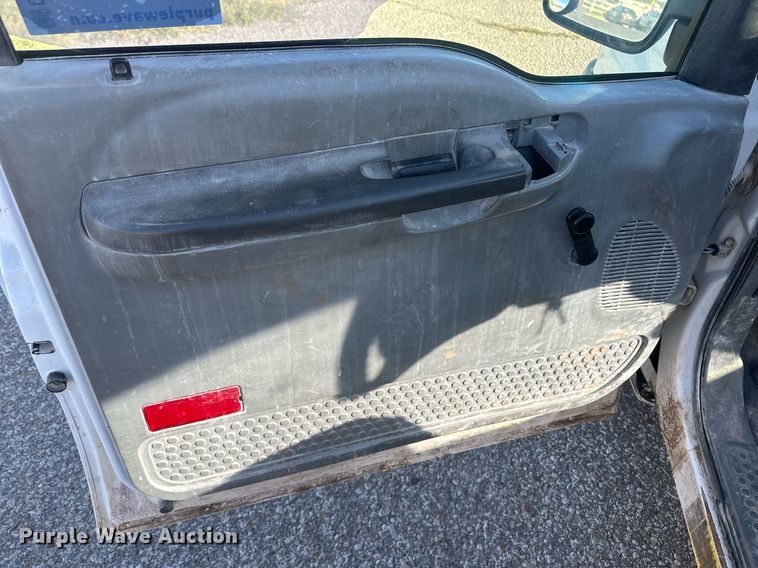 image for item DM2621 2004 Ford F250 Super Duty  utility bed pickup truck