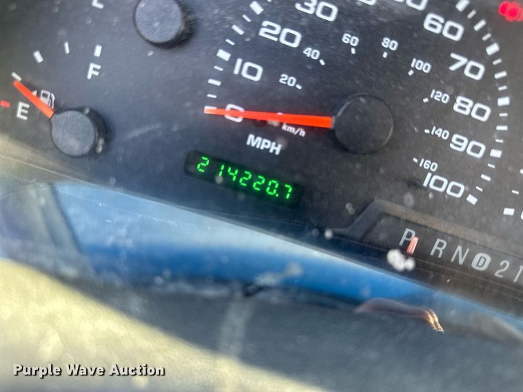 image for item DM2621 2004 Ford F250 Super Duty  utility bed pickup truck