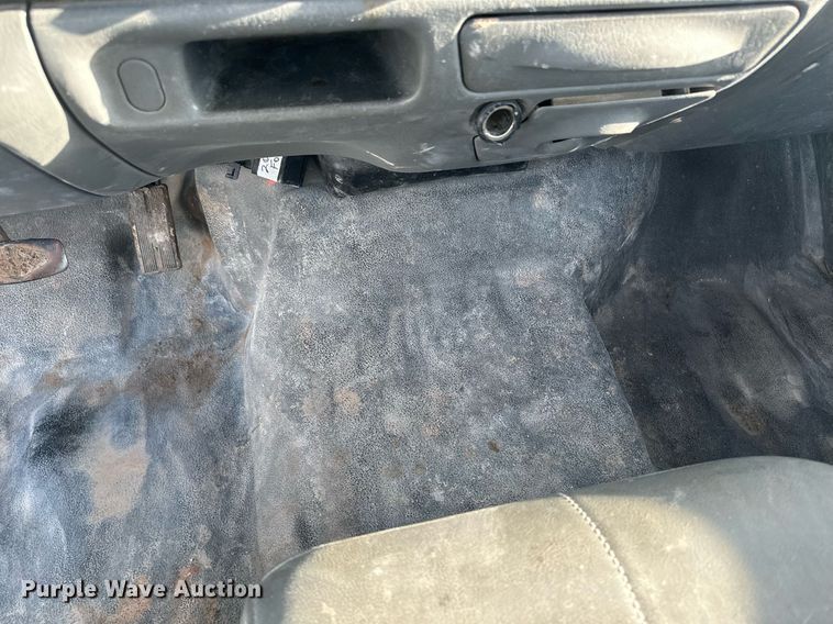 image for item DM2621 2004 Ford F250 Super Duty  utility bed pickup truck