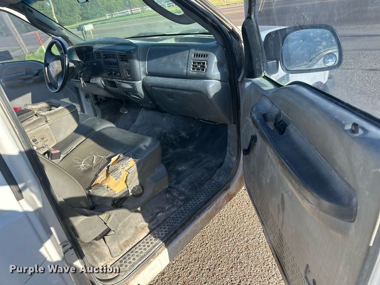 image for item DM2621 2004 Ford F250 Super Duty  utility bed pickup truck