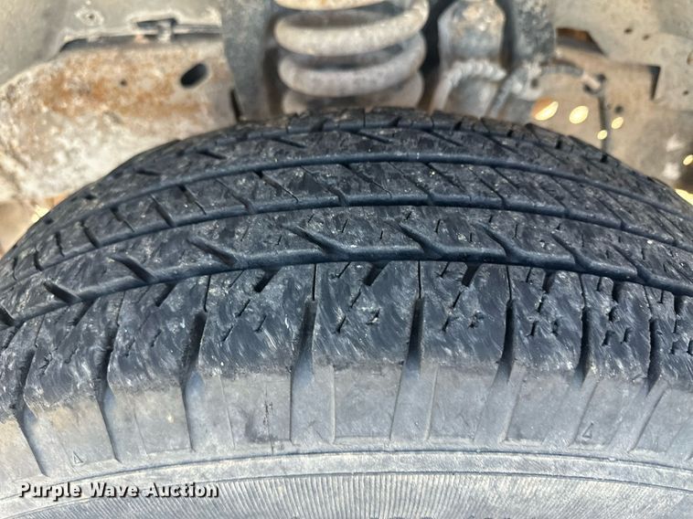 image for item DM2621 2004 Ford F250 Super Duty  utility bed pickup truck