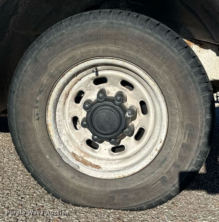 image for item DM2621 2004 Ford F250 Super Duty  utility bed pickup truck