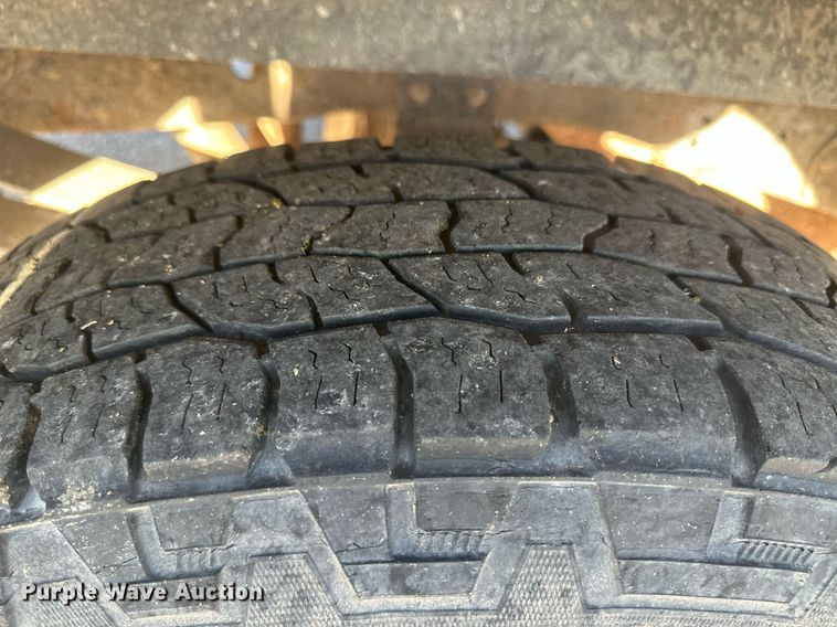 image for item DM2621 2004 Ford F250 Super Duty  utility bed pickup truck