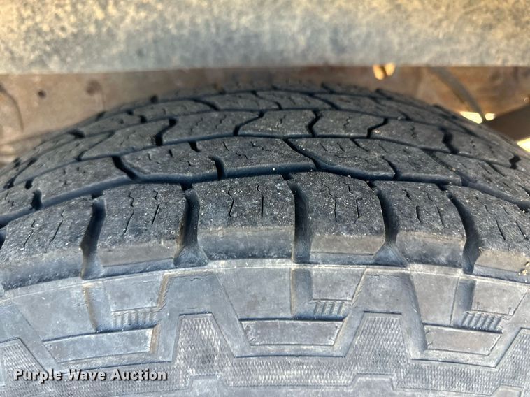 image for item DM2621 2004 Ford F250 Super Duty  utility bed pickup truck