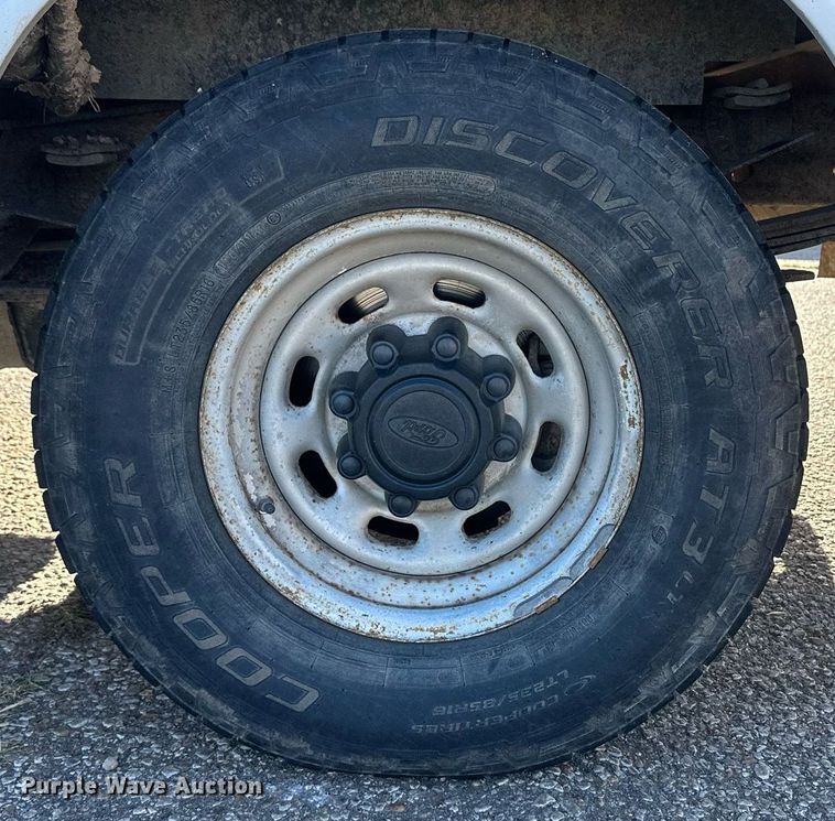 image for item DM2621 2004 Ford F250 Super Duty  utility bed pickup truck