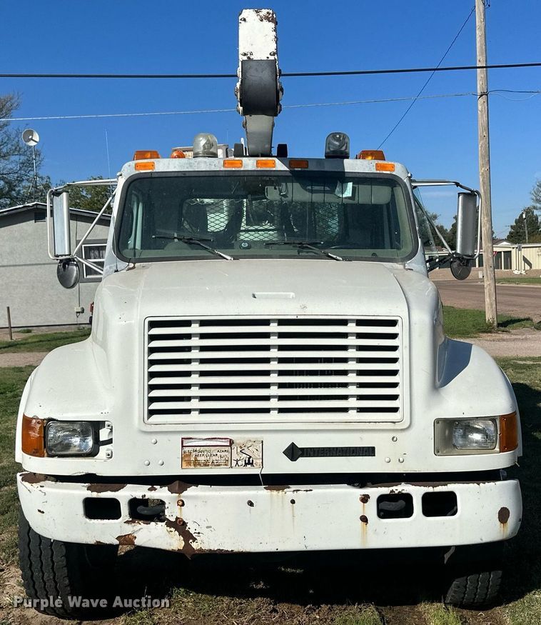 image for item DM2629 2001 International 4700  bucket truck