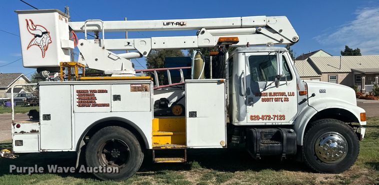 image for item DM2629 2001 International 4700  bucket truck