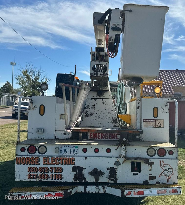 image for item DM2629 2001 International 4700  bucket truck