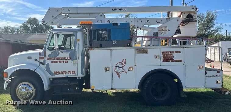 image for item DM2629 2001 International 4700  bucket truck