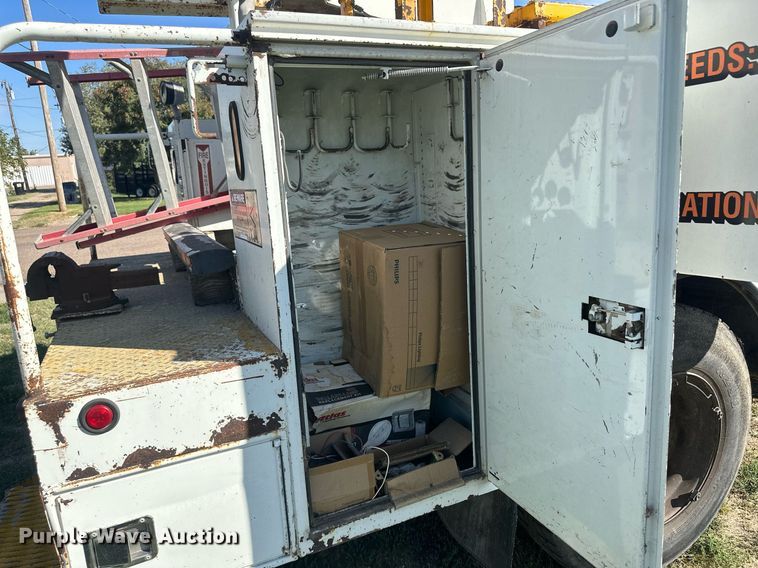 image for item DM2629 2001 International 4700  bucket truck