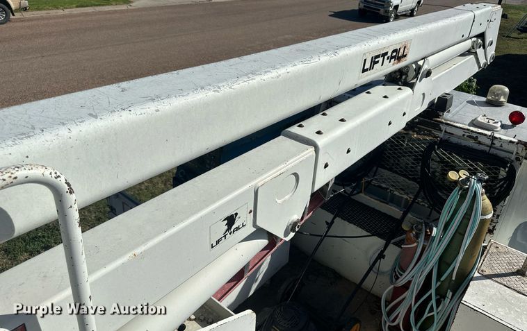 image for item DM2629 2001 International 4700  bucket truck