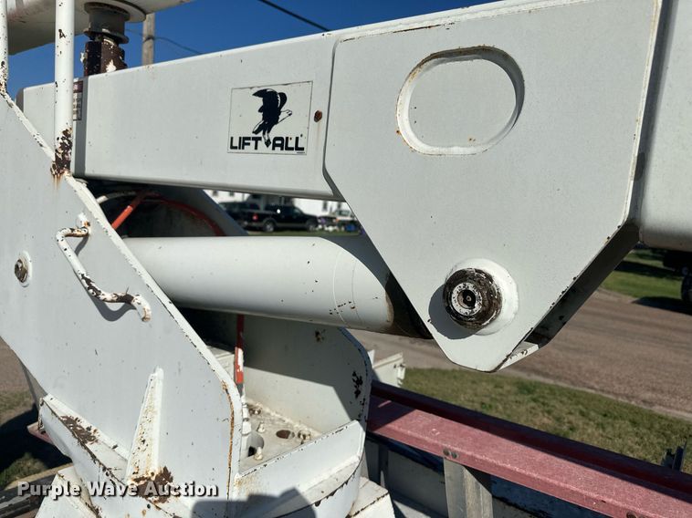 image for item DM2629 2001 International 4700  bucket truck