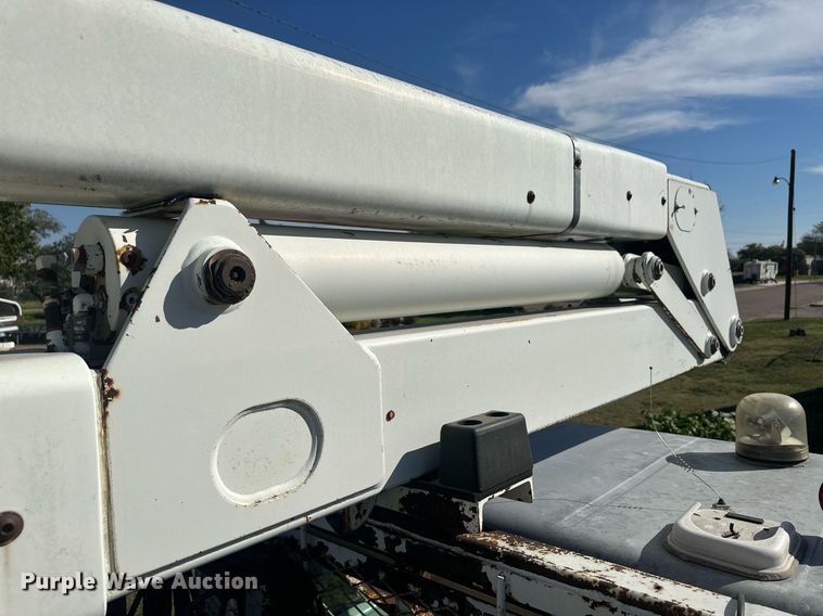 image for item DM2629 2001 International 4700  bucket truck