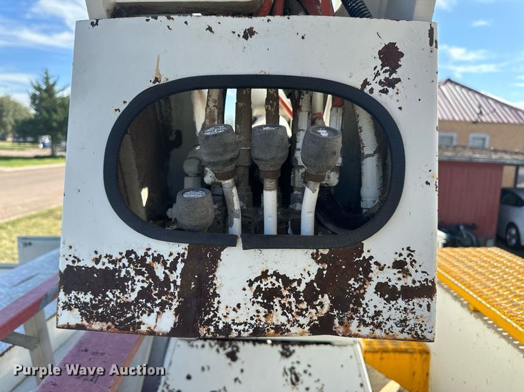 image for item DM2629 2001 International 4700  bucket truck