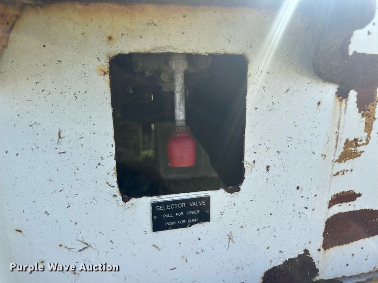 image for item DM2629 2001 International 4700  bucket truck