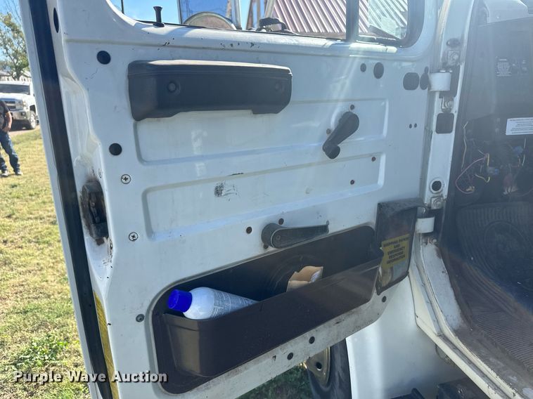 image for item DM2629 2001 International 4700  bucket truck