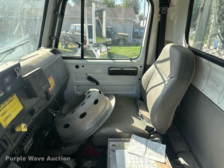 image for item DM2629 2001 International 4700  bucket truck