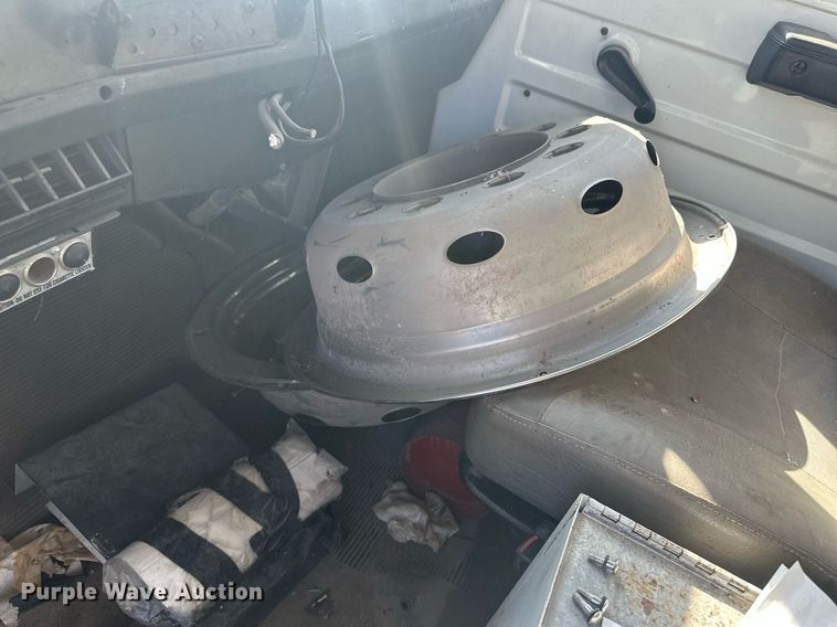 image for item DM2629 2001 International 4700  bucket truck