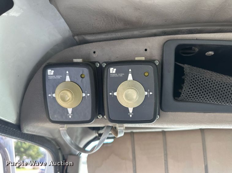 image for item DM2629 2001 International 4700  bucket truck