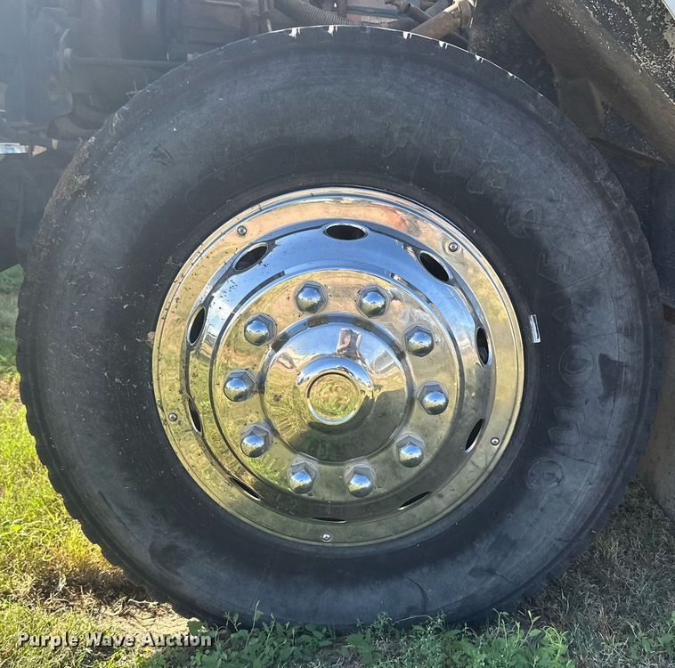 image for item DM2629 2001 International 4700  bucket truck