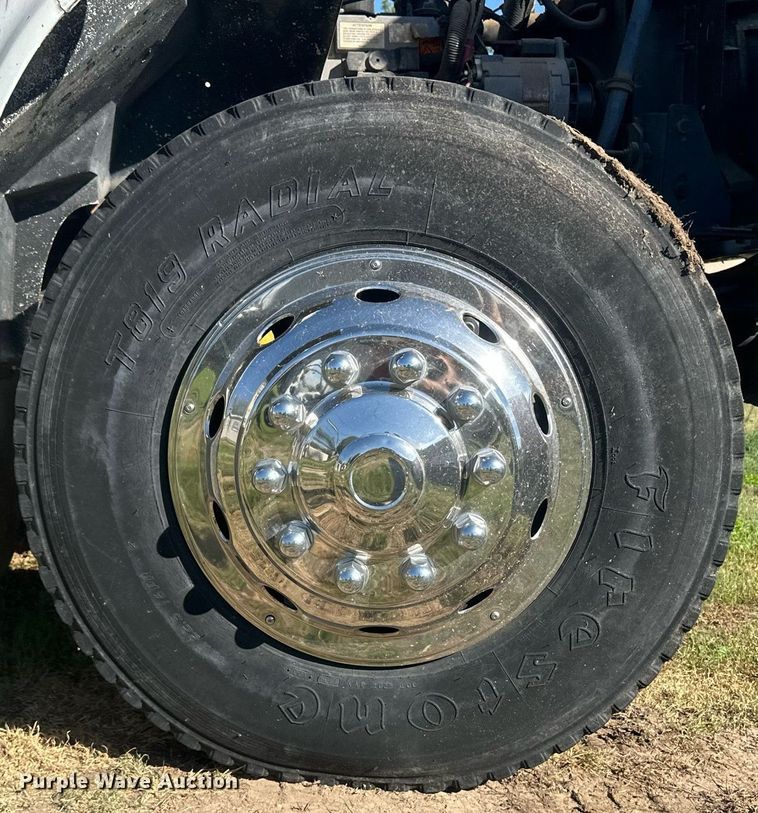 image for item DM2629 2001 International 4700  bucket truck