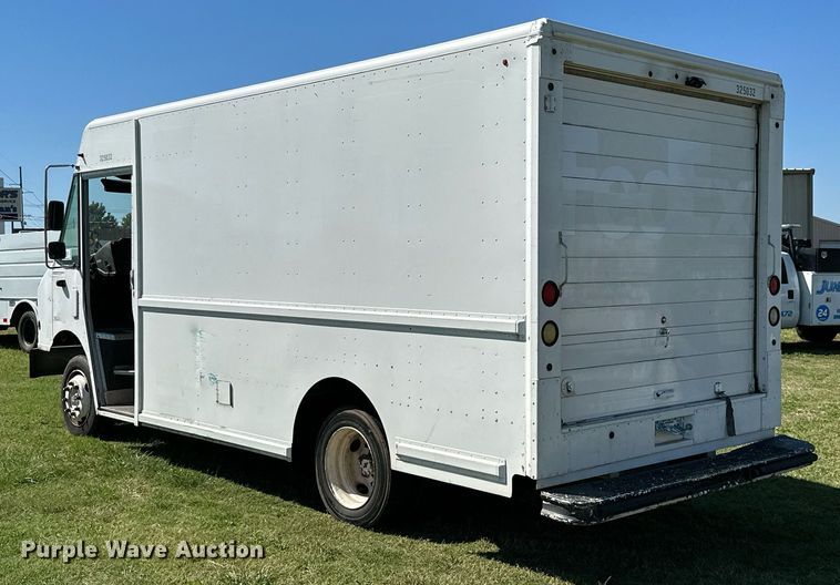 image for item DM6498 1997 Freightliner MT45  delivery truck