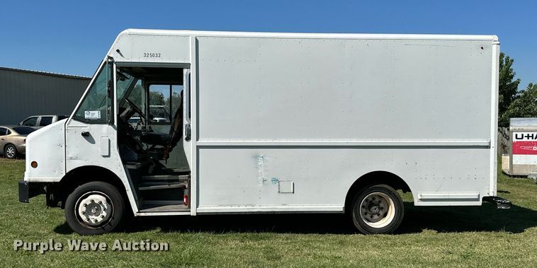 image for item DM6498 1997 Freightliner MT45  delivery truck