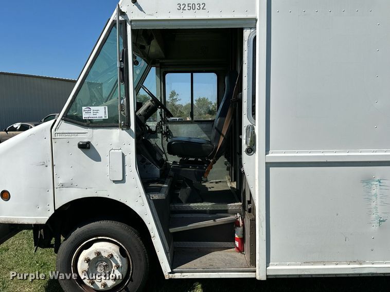 image for item DM6498 1997 Freightliner MT45  delivery truck