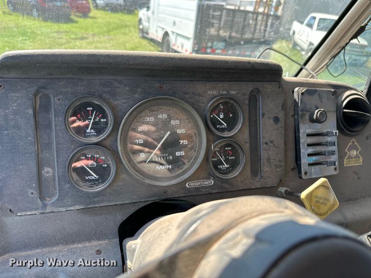 image for item DM6498 1997 Freightliner MT45  delivery truck