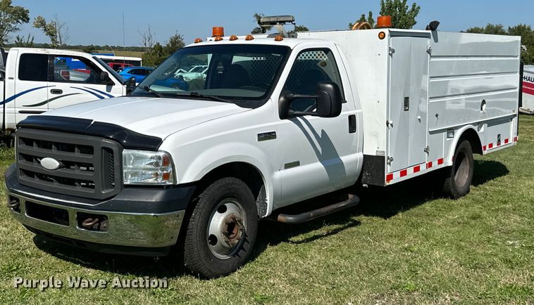 image for item DM6499 2005 Ford F350 Super Duty XL  utility bed pickup truck