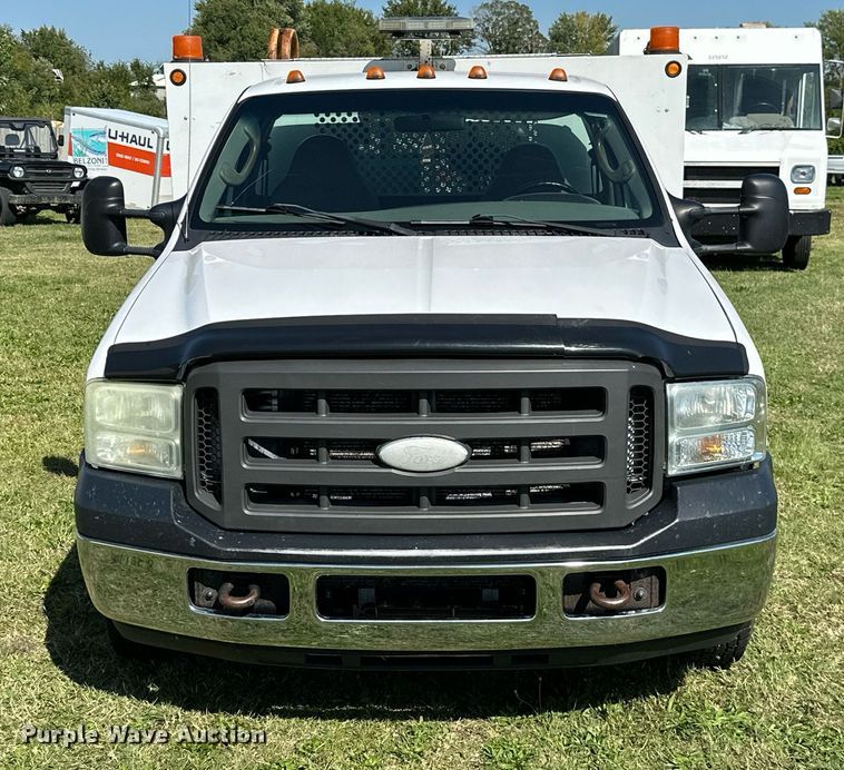 image for item DM6499 2005 Ford F350 Super Duty XL  utility bed pickup truck
