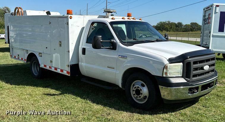 image for item DM6499 2005 Ford F350 Super Duty XL  utility bed pickup truck