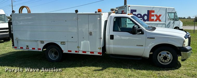 image for item DM6499 2005 Ford F350 Super Duty XL  utility bed pickup truck