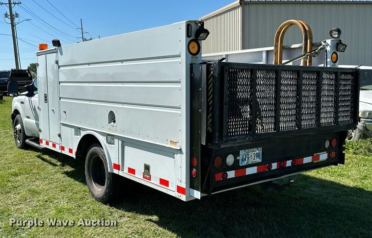 image for item DM6499 2005 Ford F350 Super Duty XL  utility bed pickup truck