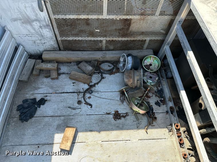 image for item DM6499 2005 Ford F350 Super Duty XL  utility bed pickup truck