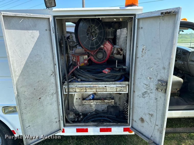 image for item DM6499 2005 Ford F350 Super Duty XL  utility bed pickup truck