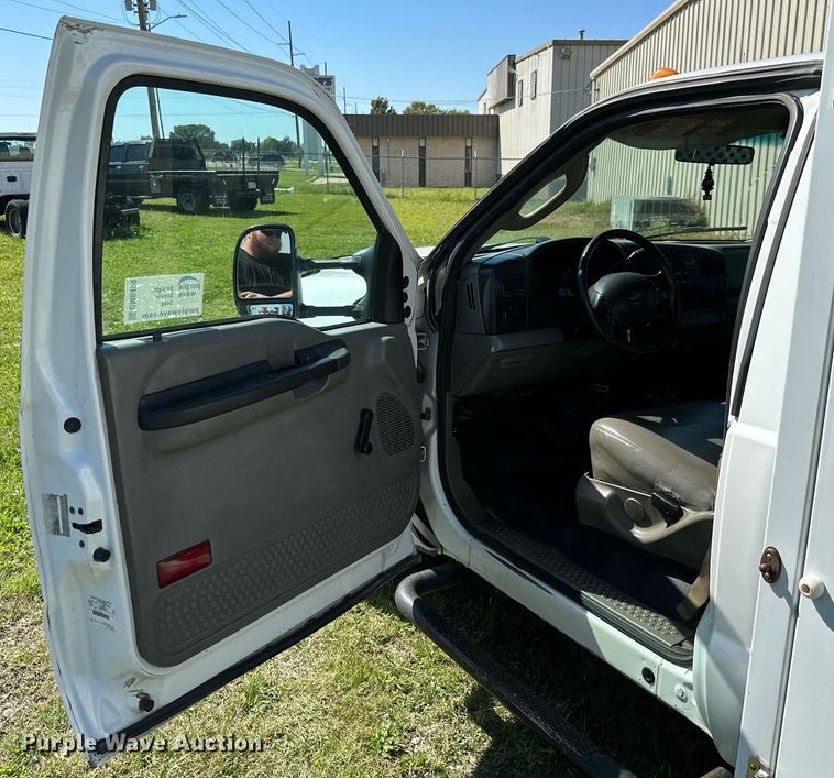 image for item DM6499 2005 Ford F350 Super Duty XL  utility bed pickup truck