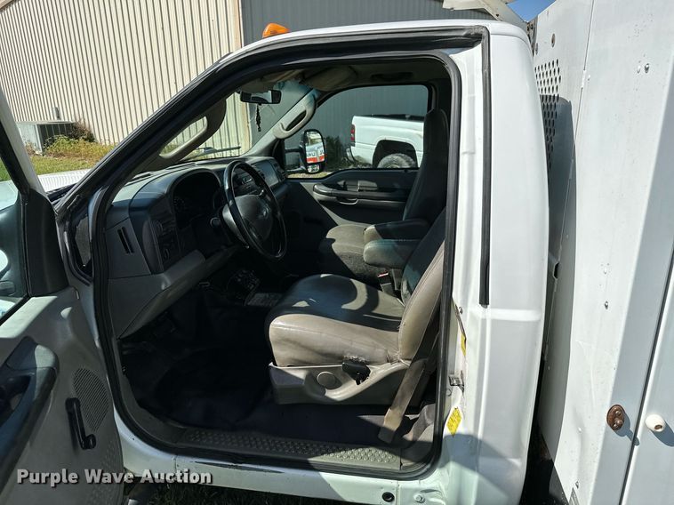 image for item DM6499 2005 Ford F350 Super Duty XL  utility bed pickup truck