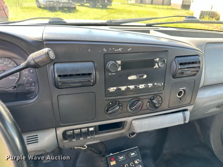 image for item DM6499 2005 Ford F350 Super Duty XL  utility bed pickup truck