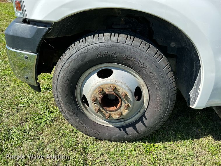 image for item DM6499 2005 Ford F350 Super Duty XL  utility bed pickup truck