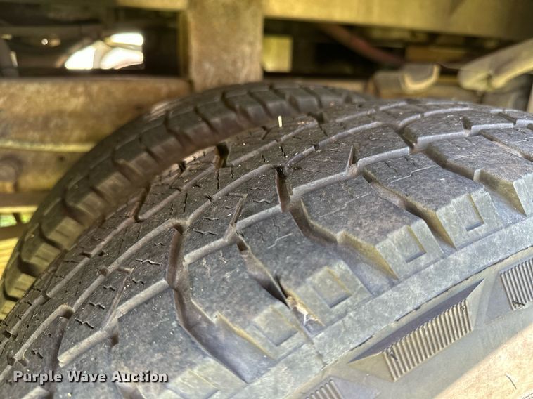 image for item DM6499 2005 Ford F350 Super Duty XL  utility bed pickup truck