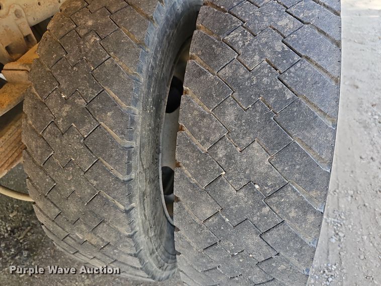 image for item DN8724 2006 Ford F450 Super Duty XL  flatbed truck