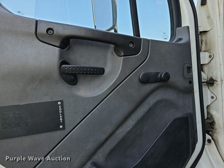 image for item DN8736 2007 Freightliner Business Class M2  box truck