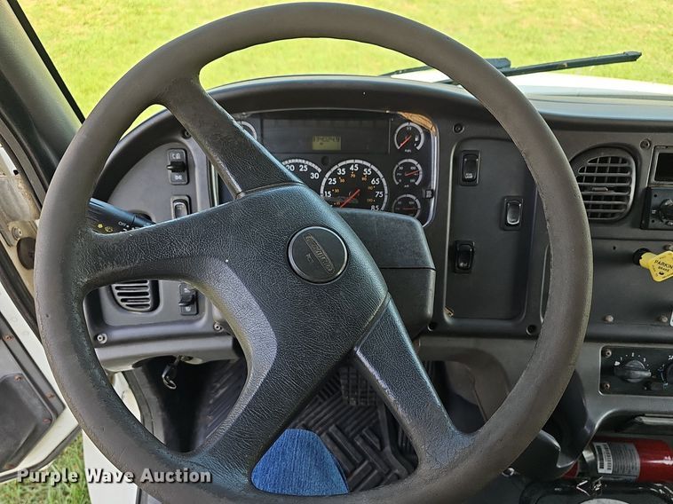 image for item DN8736 2007 Freightliner Business Class M2  box truck