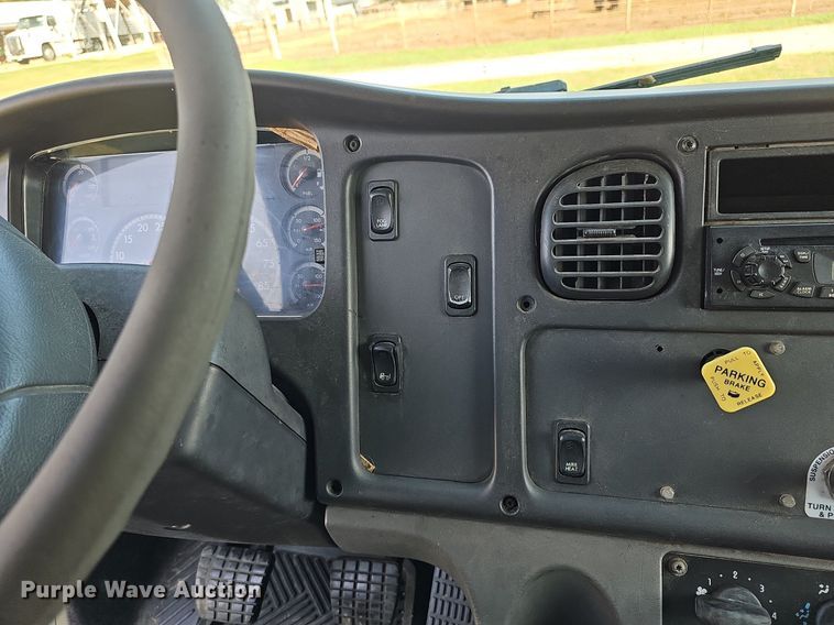 image for item DN8736 2007 Freightliner Business Class M2  box truck