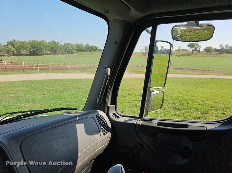 image for item DN8736 2007 Freightliner Business Class M2  box truck